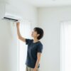 エアコンを掃除機で吸うのは間違い？正しい掃除法と限界を解説